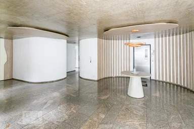 Hall de entrada em mármore com detalhes curvos
