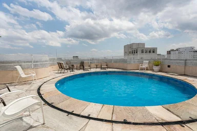 Piscina no último andar com vista para a cidade